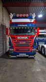 20250330-Tom-Holding-00402 20250330-Tom-Holding-00402